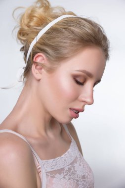 Güzel sarışın kadının portresi.