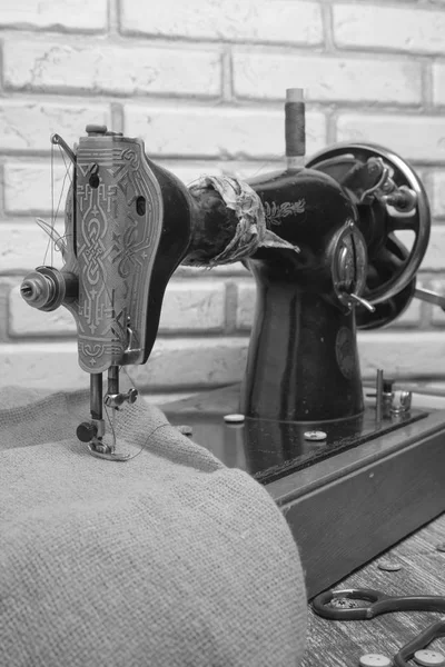 The handwheel vintage sewing machine — Stock Photo, Image