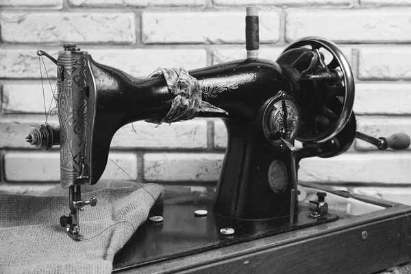 The handwheel vintage sewing machine — Stock Photo, Image