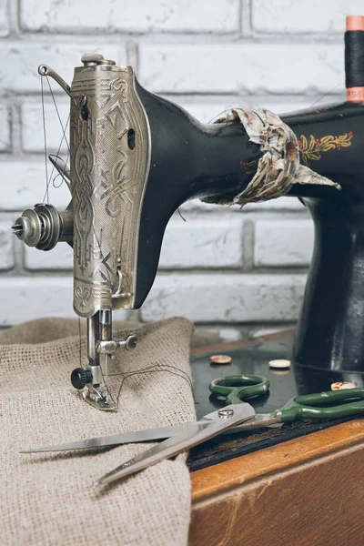 手轮老式缝纫机 — 图库照片