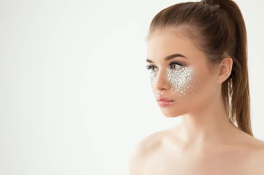  Esmer güzel kadının yüzünde crystals ile