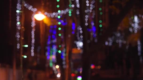 Nacht stadslichten is intreepupil met mooie bokeh — Stockvideo