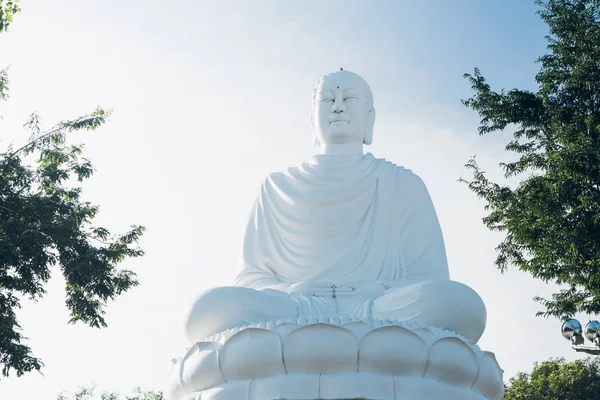 Bílé Buddha socha na dlouhých Vinpearl Amusement Park — Stock fotografie