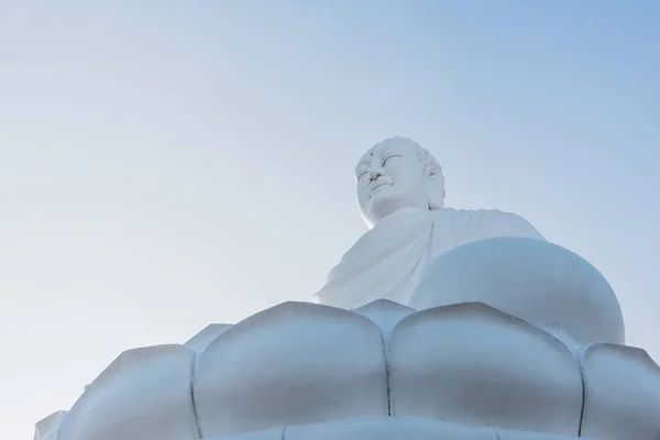 Witte Boeddha standbeeld op lange zoon pagode — Stockfoto