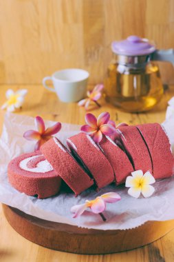 Kırmızı kadife kek krem olmadan rulo 