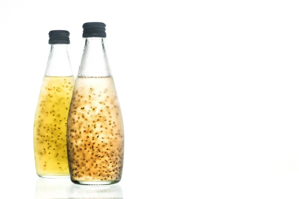 Bebida de sementes de manjericão em garrafa de vidro — Fotografia de Stock