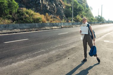 Yolda duran genç kadın otostopçu