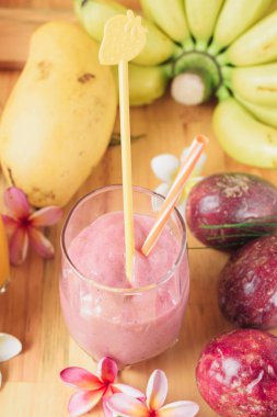 Bir bardak taze tropik smoothie