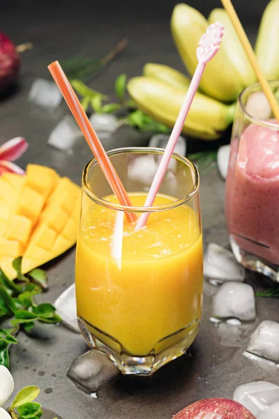 Egy pohár-trópusi friss smoothie — Stock Fotó