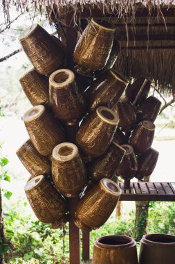 Vietnamca seramik kavanoz dalda asılı.