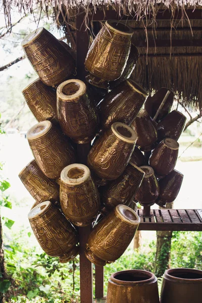 Vietnamca seramik kavanoz dalda asılı.