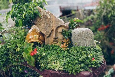 Yeşil park yüzüne taş.