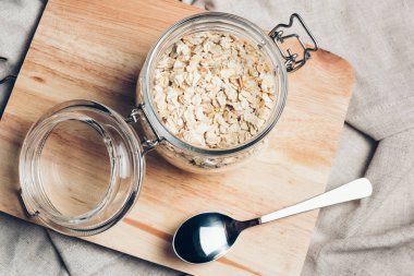 Şeffaf cam kavanoz haddelenmiş yulaf ile