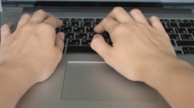 tipik bir dizüstü bilgisayar klavye üzerinde kadın