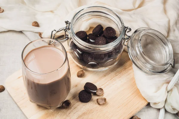 Chocolat au lait avec pot de biscuits — Photo