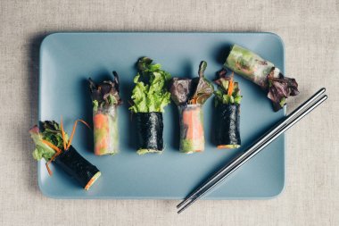 Seramik plaka üzerinde Asya böreği. 