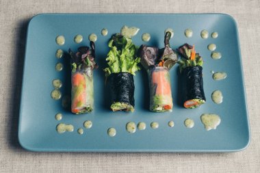 Seramik plaka üzerinde Asya böreği. 