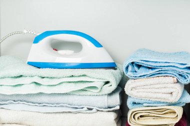 Demir ve beyaz gardrop havlu. 