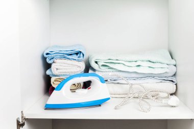 Demir ve beyaz gardrop havlu. 