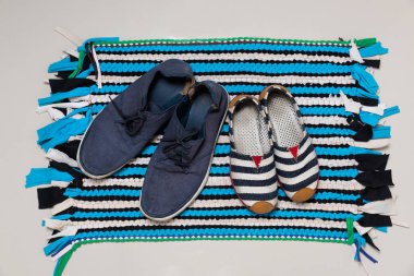 Renkli Asya kat mat beyaz kapı yakınındaki.