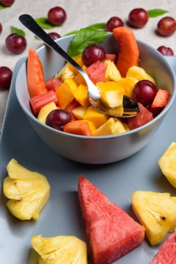 Tabak dikdörtgen plaka üzerinde meyve salatası. 