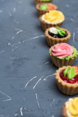 Renkli cupcakes gri tablo satır