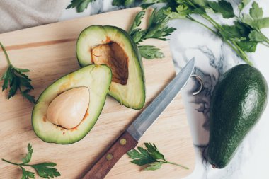 Avokado mermer bir zemin üzerine.