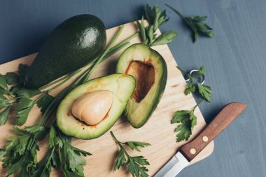 Gri bir arka plan üzerinde avokado.