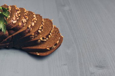 Ayçiçeği tohumları ile kepekli ekmek.