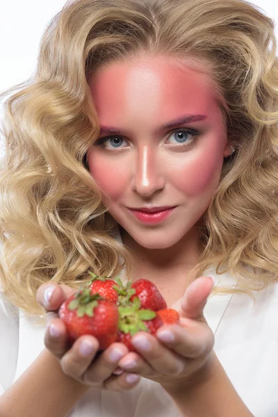 Hermosa cara de mujer rubia con maquillaje rosa . — Foto de Stock