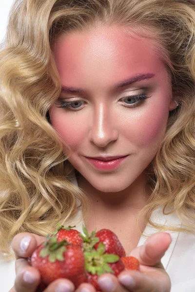 Hermosa cara de mujer rubia con maquillaje rosa . — Foto de Stock