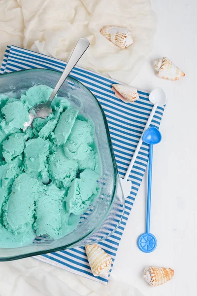 Házi készítésű türkiz kék fagylalt a táblázat. — Stock Fotó