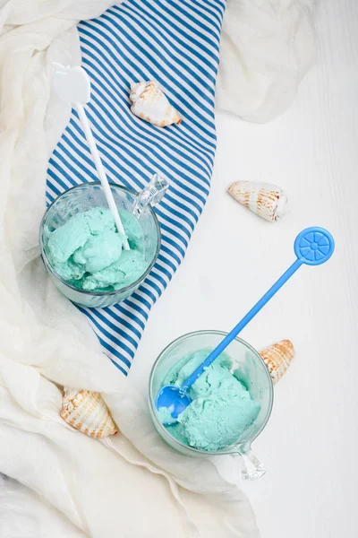 Zelfgemaakte turquoise blauw ijs op tafel. — Stockfoto