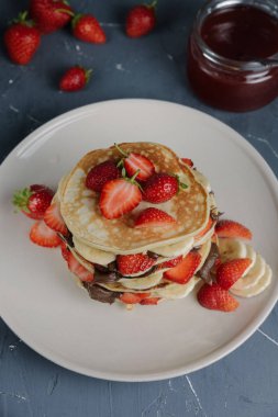 Meyve ile gri tabloda lezzetli gözleme.