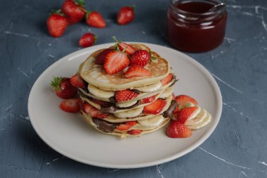 Meyve ile gri tabloda lezzetli gözleme.
