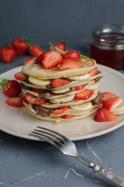 Meyve ile gri tabloda lezzetli gözleme.