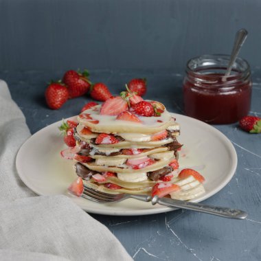 Meyve ile gri tabloda lezzetli gözleme.