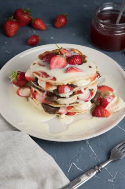 Meyve ile gri tabloda lezzetli gözleme.