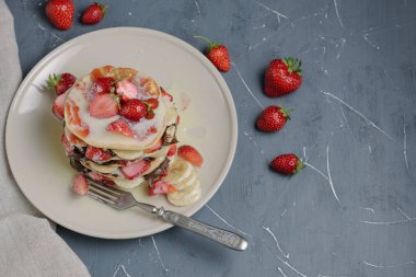 Meyve ile gri tabloda lezzetli gözleme.