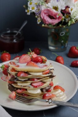 Meyve ile gri tabloda lezzetli gözleme.