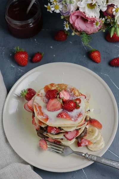 Meyve ile gri tabloda lezzetli gözleme.