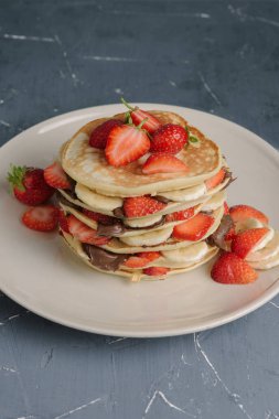 Meyve ile gri tabloda lezzetli gözleme.