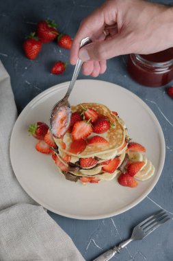 Meyve ile gri tabloda lezzetli gözleme.