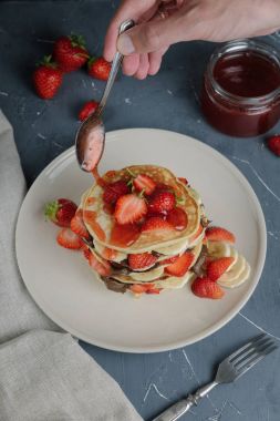 Meyve ile gri tabloda lezzetli gözleme.