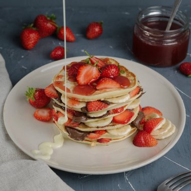 Meyve ile gri tabloda lezzetli gözleme.