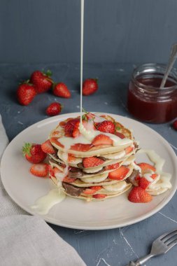 Meyve ile gri tabloda lezzetli gözleme.