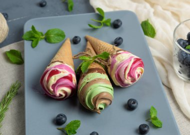 Vintage gri arka plan üzerinde dondurma koniler