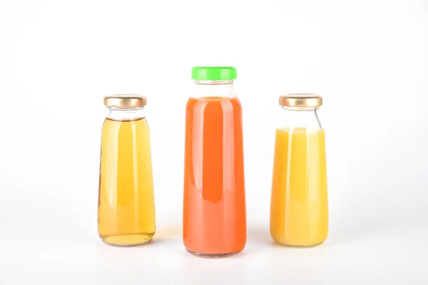 Sumo de maçã, laranja e cenoura em garrafas . — Fotografia de Stock