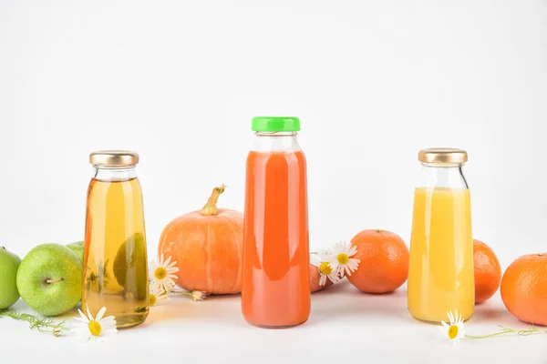 Jablko, pomeranč a Mrkvová šťáva v lahvích. — Stock fotografie