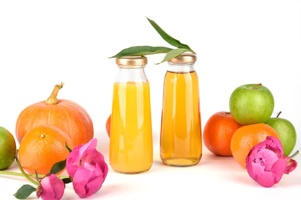 Apple and orange juice in bottles. — Stock Photo, Image